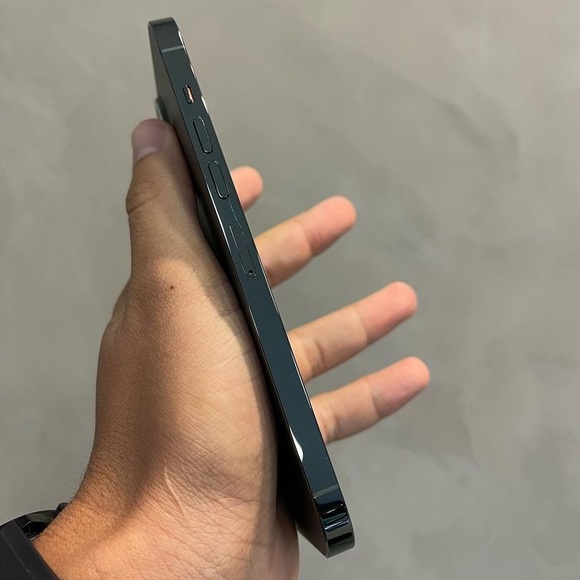 don’t have any problems everything is going good with the iPhone 13 Pro Max - Picture 2 of 6